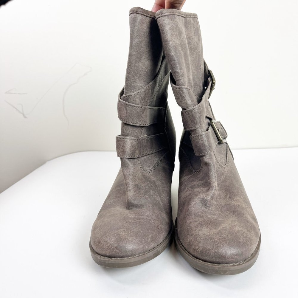 2/$30 Old Navy Vegan Suede Boots 9 - Picture 4 of 6